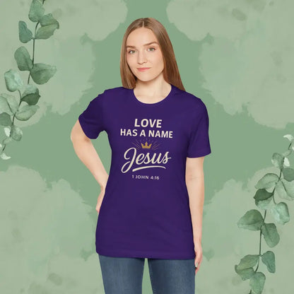 Love Has a Name – Jesus | T-Shirt - T-Shirt